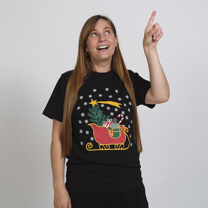 Una donna con una maglietta nera con la slitta di Babbo Natale.